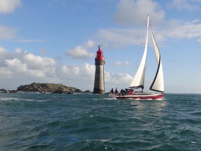 voilier en mer location cancale